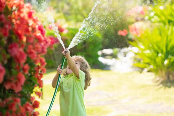 Bonito Menino Regar Plantas Jardim Dia Verão Criança Com Ferramentas — Fotografia de Stock