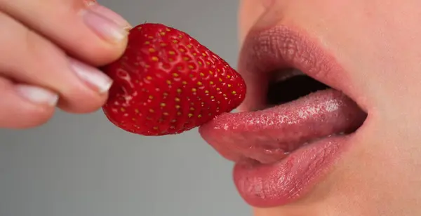 Seksowna Kobieta Truskawki Truskawka Zmysłowych Ustach Pragnienie Seksowne Czerwone Usta — Zdjęcie stockowe