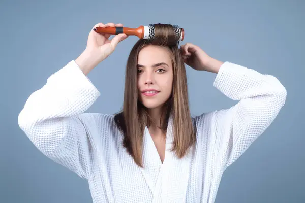 Young Woman Combing Hair Beautiful Woman Brush Healthy Hairs Hairstyle — Stok fotoğraf