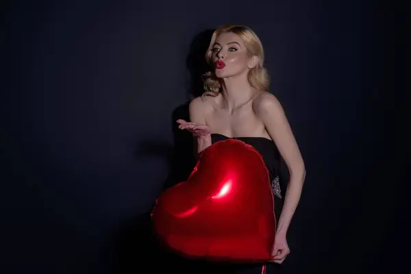 Piękna Seksowna Kobieta Balonem Kształcie Serca Odizolowanym Tle Studia Zmysłowa — Zdjęcie stockowe