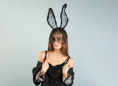 Tavşan kulaklı seksi kadın. Paskalya tavşanı stüdyo arka planında izole edilmiş. Tatiller, bahar ve parti konsepti. Paskalyayı kutlayan tavşan kulaklı güzel, şehvetli bir kızın portresi.