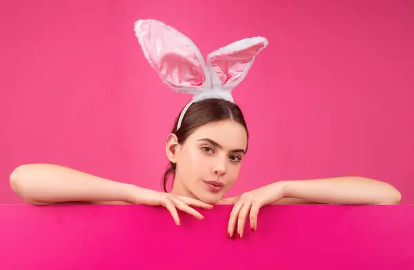 Publicidad Pascua Chica Con Orejas Conejo Conejo Mujer Con Tablero — Foto de Stock