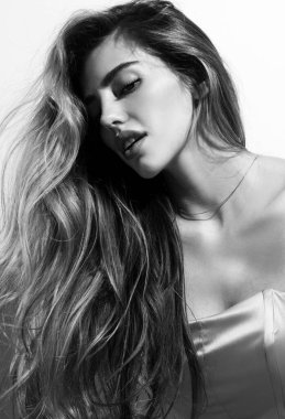 Güzel, zarif bir kadının stüdyo portresi. Yüksek model.