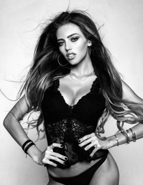 İç çamaşırlı güzel, çekici bir kadın. Seksi kız ön sevişmesi. İç çamaşırlı bir kadın cesedi. Ciddi arzu dolu bir kadının portresi. Güzellik ve moda. Şehvetli model kız