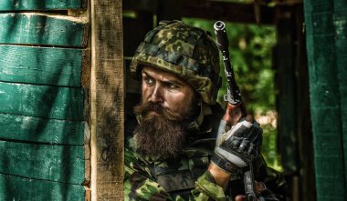 Askeri operasyon. Saldırı tüfeği ve makineli tüfekle ateş etmek, düşmana saldırmak. Askeri fotoğraf, ordu geçmişi. Rus ya da Ukraynalı tüfekli askerler. Rusya Ukrayna askerine karşı