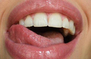 Gülümseyen ağızlar. Mutluluk gülüşü ve ağız ikonu, neşeli gülümseme, insan duyguları konsepti. Mutlu kadın dudakları