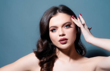 Genç bir kadının şehvetli portresi. Güzel bir model kız. Zarif Leydi.