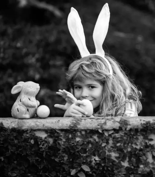 Mutlu Paskalyalar Tavşan Kulaklı Çocuk Çocuklar Paskalya Yumurtası Avlıyor Paskalya — Stok fotoğraf