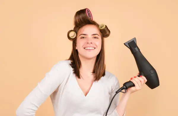 Lächelndes Mädchen Mit Glattem Haar Mit Professionellem Haartrockner — Stockfoto