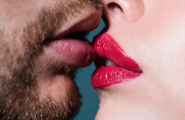 Öpüşen kadın ve erkeğin seksi dudakları.