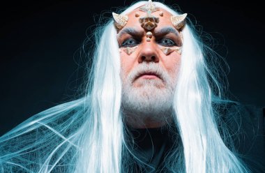 Korkunç cadılar bayramı adamı. Boynuzlu kafalı bir Viking. Cehennemdeki Şeytan. Kafasında kanlı boynuzları olan bir şeytan. Siyah arka planda bir Druid. Şeytan kafası siyah üzerine izole edilmiş.