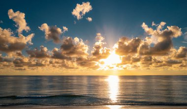 Karanlık fırtına arka planda. Dramatik kara bulutlar gökyüzü. Karanlık bulutlu tropikal gökyüzü günbatımı deniz zemininde. Fırtınalı bulutlu gökyüzü
