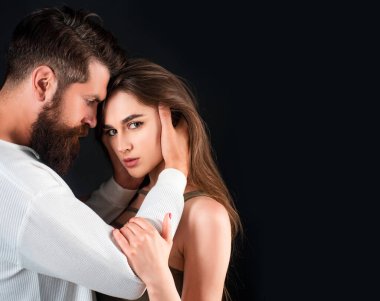 Genç ihale sevgilisi şehvetli seksi bayan yumuşak cilt dokunmadan sahiptir. Tutkulu adam şehvetli kadın öpüşme. Tutku kalma ve aşk