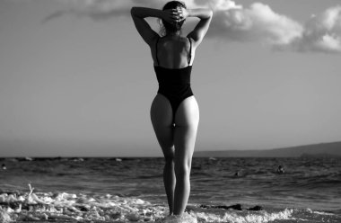 Tropik plajda bikinili seksi bir kadın. Fotokopi alanı olan mayolu güzel bir Latin kız. Yaz tatili ve bronzlaşma konsepti