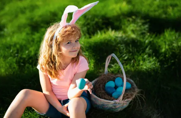 Osterkinder Frohe Ostern Kinder Hasenohren Mit Osterei Korb Junge Spielen — Stockfoto