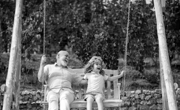 Aufgeregt Schaukeln Opa Und Enkel Auf Der Schaukel Freien Wochenende — Stockfoto