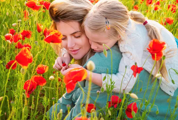Anne Kızı Gelincik Çayırında Sarılıyorlar Anne Kız Gelincik Çiçekleriyle Tarlada — Stok fotoğraf