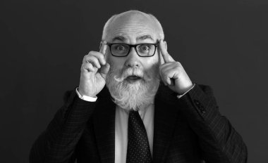 Boş ders sınıfında şaşırmış bir profesör. Eğitim ve bilgi kavramı. Gözlüklü başarılı bir yetişkin öğretmen.