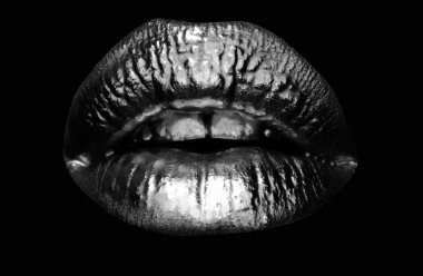 Dudaklarında altın ruj, altın dudaklarda dişi. Dudak izi. Kadınlar için lüks kozmetik. Dudaklarda altın etkisi