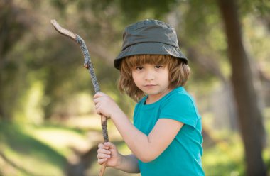 Çocuk saldırganlığı. Olumsuz çocuk duyguları. Sopalı kızgın çocuk. Çocuk adaptasyonu. Kabadayı. Zorbalık konsepti. sinir krizi.