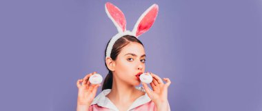 Tavşanlı Paskalya bayrağı. Paskalya kadını. Dudaklar ve Paskalya, Paskalya yumurtasında ruj izi. Tavşan kulaklı genç kadın. Tavşan kulaklı mutlu bir kadının portresi.