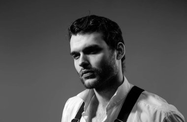 Yakışıklı, kendine güvenen adam. Stüdyoda poz veren ciddi biri. Şık saç kesimi, saç stili. Saç stili