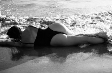 Yaz plajı. Sahilde bir kadının poposu. Tropik Virginia 'da, Tenerife Sahili' nde seksi bir kadın vücudu. Cennet 'te tatil. Okyanus kumsalı rahatla ve seyahat et.