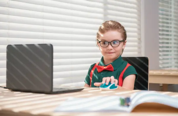 Kluger Schuljunge Hause Der Hausaufgaben Schreibt Kleiner Student Mit Laptop — Stockfoto