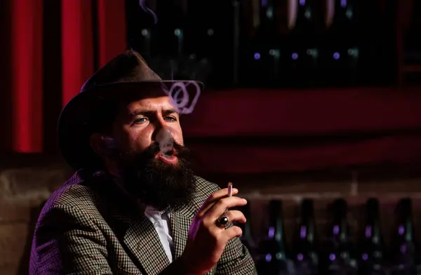 Portrait Rapproché Homme Barbu Fumant Une Cigarette Tenant Verre Whisky — Photo