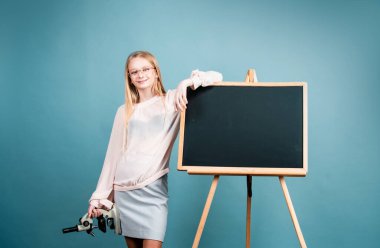 Eylül 'ün ilk günü. Bilgelik günü. Tahtanın yanında okul üniforması giyen tatlı sarışın kız. Güzel küçük okul kızı ilk dersine gidiyor.