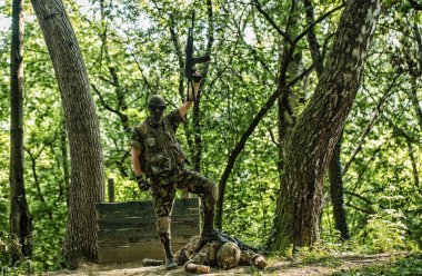Ölü asker. Rus ya da Ukraynalı askerleri öldürdü. Tüfekli ve makineli tüfekli asker.