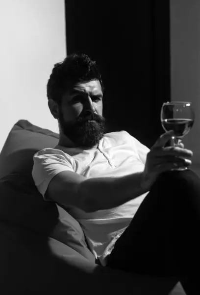 Tek Başına Kutla Alkollü Hippi Şaraplı Sakallı Adam Evde Yalnız — Stok fotoğraf