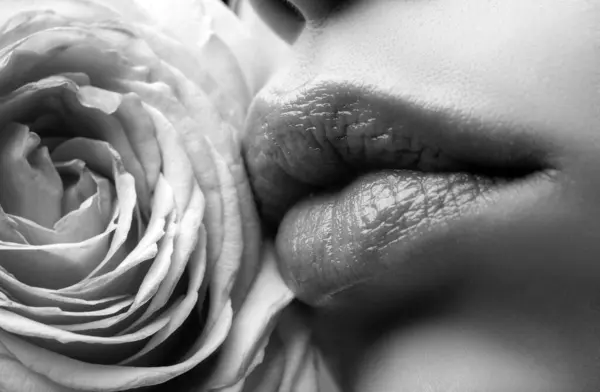 Lippen Met Lippenstift Close Mooie Vrouw Lippen Met Roos Macro — Stockfoto