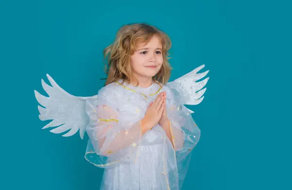 Kid Draagt Engel Kostuum Witte Jurk Veren Vleugels Met Gebed — Stockfoto