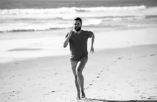 Спортсмен Бегает Песчаному Пляжу Человек Бежит — стоковое фото