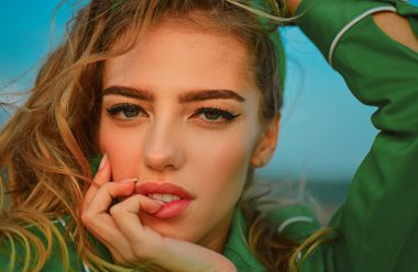 Güzellik tedavileri. Kapalı yüzlü yay kızı dışarıda. Mutlu kadın, gülümse, olumlu duygular