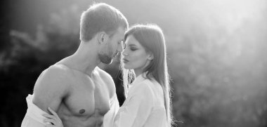 Birbirine aşık, şehvetli aşıklar kucaklaşıp sarılıyorlar.