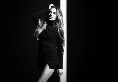 Güzel bir kadın modelin romantik portresi. Çekici, çekici görünüşlü, zarif bir model. Seksi moda kızı. Dramatik stüdyo ışığı ile güzel seksi kadın yüzü