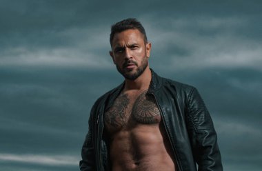 Seksi bir adamın baştan çıkarıcı yüzü. Maço kendinden emin görünüyor