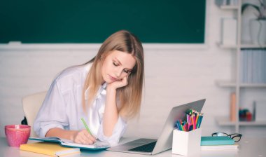 Üniversitede ya da üniversitede sınava ya da sınava hazırlanan kız öğrencilerin portresi