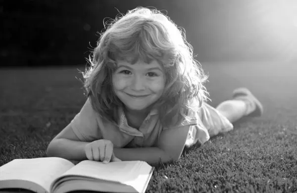 Retrato Menino Feliz Com Livro Parque Crianças Educação Infantil Criança — Fotografia de Stock