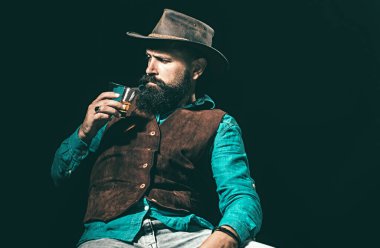 İçki içen adam. Alkol bağımlılığının tedavisi. Üzgün adam sarhoş. Alkol bağımlılığı: Bir bardak viskiye bakan sarhoş adam. Sarhoş alkolden sonra depresyona girmiş ve umutsuz insanlar