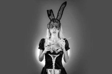 Renkli Paskalya yumurtaları tutan tavşan kulaklı seksi kadın fotokopi makinesine bakıyor. İfade yüz ifadesi. Paskalya tavşanı. Güzel, şehvetli sarışın.