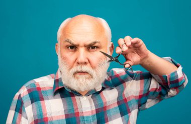 Gri bıyıklı, sakallı ve berber makaslı şık adam portresi. Sakallı adam, sakallı erkek.