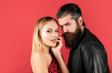 Vogue tarzı. Moda çifti kameraya bakıyor. Hippiler kırmızıya bayılıyor.