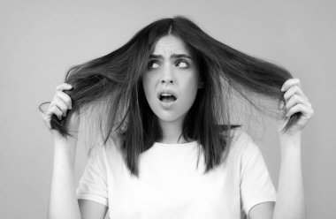 Taraklı ve sorunlu saçlı kadın, saç bakım ve saç dökülmesi konsepti