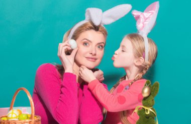 Kızı Paskalya için annesini öpüyor.