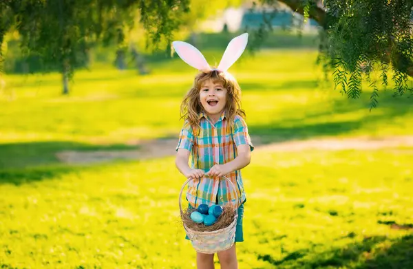 Króliczku Chłopiec Polujący Wielkanocne Jajka Leżący Trawie Dzieciak Króliczych Uszach — Zdjęcie stockowe