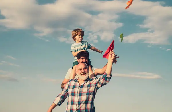 Männergeneration Vater Und Sohn Mit Großvater Glücklich Liebende Familie Glückliche — Stockfoto