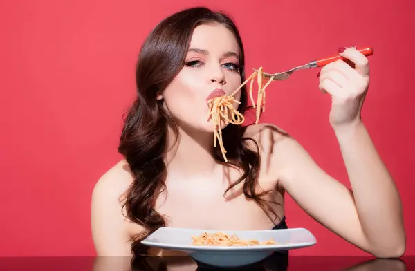 Menu Saudável Mulher Sexy Comer Massa Saborosa Comida Itália Espaguete — Fotografia de Stock